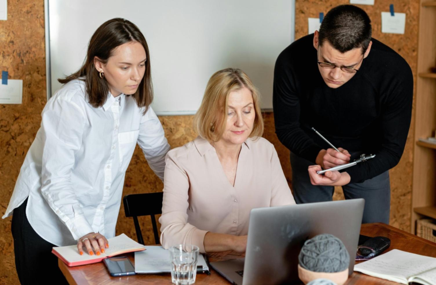 Equipo de voranexiluthy trabajando en estrategias fiscales personalizadas para empresas